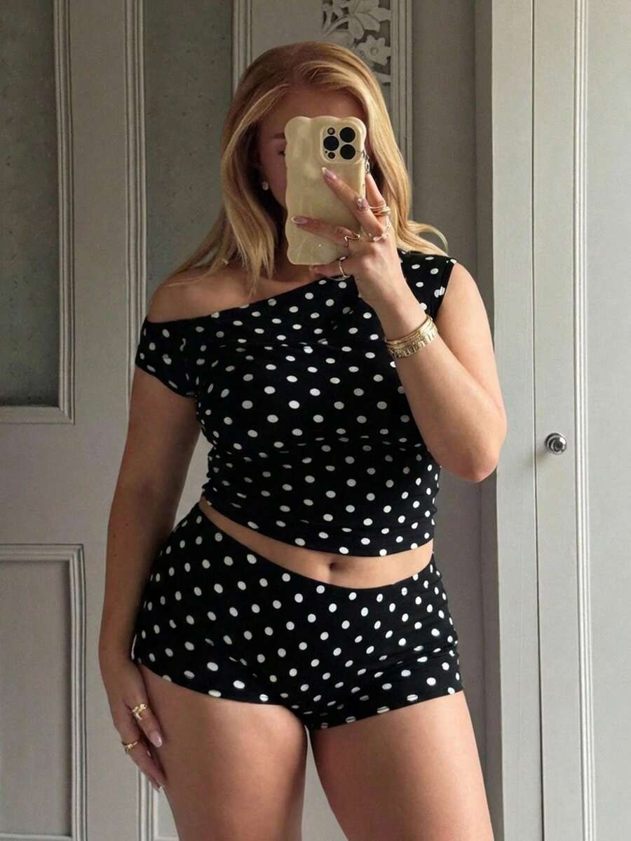 GalTyme 大码女式波点印花不对称肩部上衣和短裤休闲两件套 - 彩色 - 查看 1