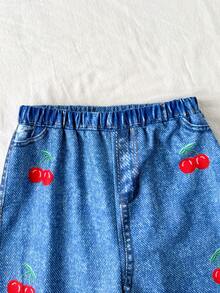 SHEIN Bộ đồ hè 2 mảnh cho bé gái, áo yếm màu đỏ và quần short denim thêu hình quả anh đào, thích hợp cho đi chơi, mặc ở nhà, chơi thể thao nhẹ và dự tiệc vui vẻ. - Đỏ - Xem 4