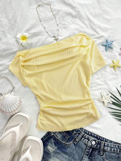 Sweetra Camiseta ajustada de manga corta con hombro asimétrico, plisada, de punto jacquard amarillo, talla grande, para mujer, casual, de vacaciones, paseo por la playa, minimalista, para uso diario, versátil para salir y para ir al trabajo