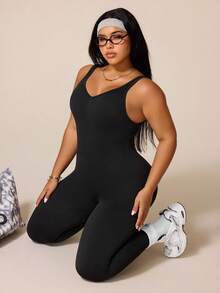 SHEIN Sports مجموعة سترة قاعدية ذات رقبة على شكل حرف V مخرمة وبنطال يوغا قصير مناسب للمرأة ذات الحجم الكبير، مصنوعة من قماش مرن وملائم للركض والياقة البدنية والبيلاتس - الأسود - مشاهدة 6