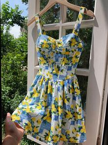 SHEIN MOD Đầm cỡ lớn in hoa màu vàng và xanh dương, thiết kế không tay, cổ vuông có dây buộc, thân áo ôm sát, chân váy xòe, chất liệu nhẹ, thoáng khí, họa tiết chanh tươi tắn, kiểu dáng mùa hè, phong cách thường ngày, chất liệu mềm mại, thoải mái, dáng áo trẻ trung, vẻ nữ tính, họa tiết nhiều màu sắc, chất liệu tự nhiên, tươi mới và rực rỡ, thiết kế sống động, kiểu dáng tôn dáng, vẻ quyến rũ trẻ trung, dễ mặc. Trang phục mùa hè, trang phục mùa hè cho nữ, đầm lễ Phục sinh, đầm dự tiệc nữ, đầm đi biển. - Nhiều màu - Xem 8