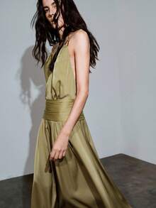 MOTF PREMIUM Đầm maxi slip dress xếp ly eo, trang trí bằng dây xích kim loại Urban, Xuân/Hè - Màu xanh Ô liu - Xem 3