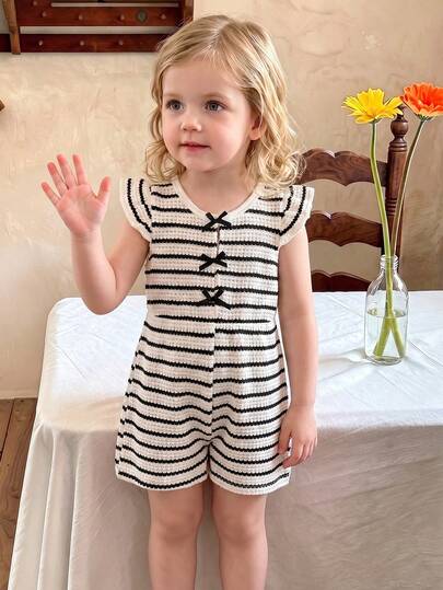 SHEIN Bộ áo liền quần mùa hè cho bé gái, cổ tròn, tay bồng, kẻ sọc đen trắng, kiểu dáng tối giản với nơ trang trí.