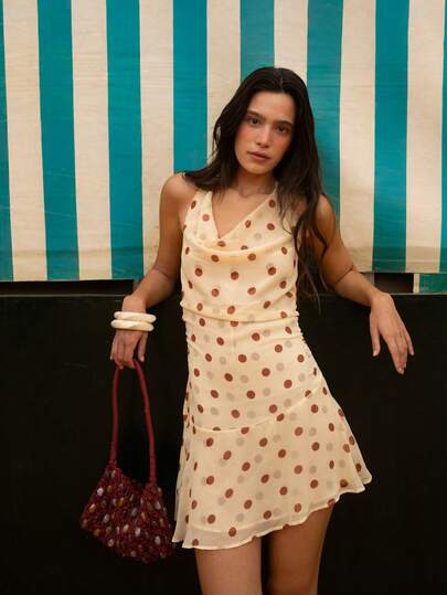 Nöista Đầm chiffon cổ yếm chấm bi màu vàng kem. Được làm từ chất liệu chiffon nhẹ, màu sắc tươi tắn và họa tiết chấm bi tạo thêm nét duyên dáng nữ tính, khiến chiếc đầm trở thành lựa chọn lý tưởng cho kỳ nghỉ xuân hè, đi biển và mặc thường ngày.