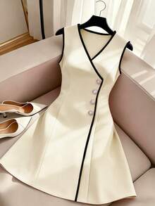 GlowEve CURVE Elegantes Farbblockkleid in Schwarz & Weiß mit Knopfverzierung für Damen in Große Größen - Aprikosenfarben - Übersicht 1