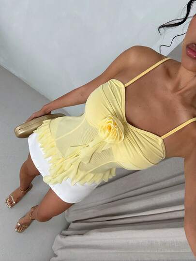 SHEIN Glamour Áo hai dây lệch vai gợi cảm với họa tiết bèo nhún, kiểu dáng ôm sát dành cho nữ.