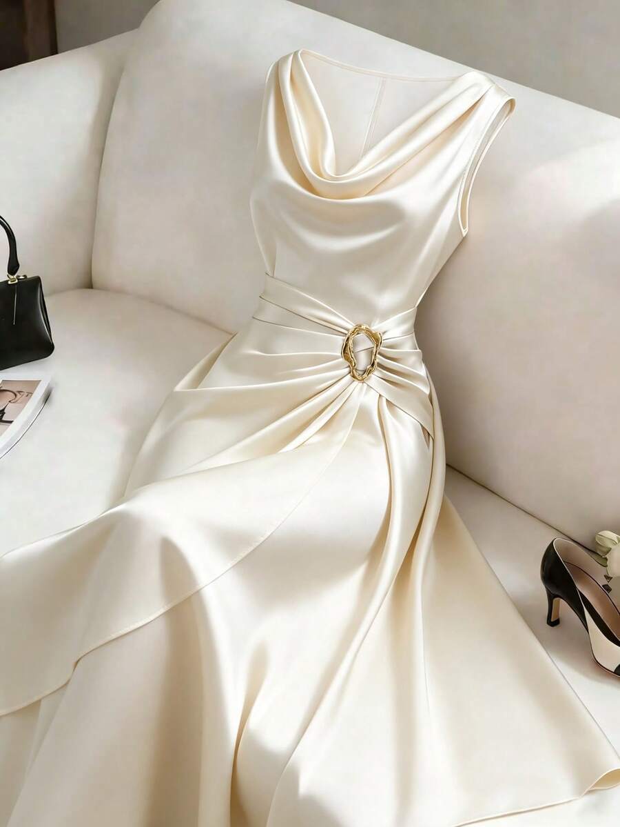 GlowEve CURVE Đầm chữ A dáng suông màu trơn bằng vải satin bóng mượt dành cho nữ cỡ lớn, thích hợp mặc mùa xuân/hè, điểm nhấn là khóa kim loại trang trí, đa năng cho các buổi hẹn hò, mua sắm, đi làm và mặc hàng ngày. - Màu be - Xem 1