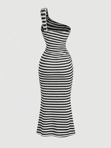 SHEIN X Hannahelzahed SHEIN MOD Gold Color Brooch Decor Asymmetric Neck Ruched Fishtail Skirt - Black and White - View 6