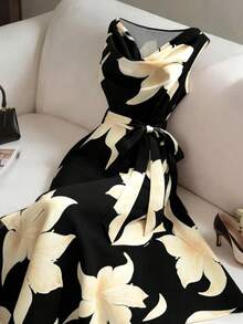 SHEIN PETITE Đầm lửng màu đen in hoa, thắt eo, trang phục thanh lịch cho kỳ nghỉ hè, trang phục dự tiệc sang trọng. - Nhiều màu - Xem 1