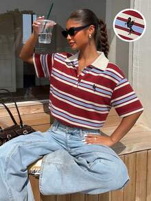 Muchica Camisa polo feminina casual para o dia a dia com bordado, listras contrastantes e modelagem solta com ombros caídos, ideal para o verão. Look Zoey com zíper, blusa estilo zoológico, blusa feminina com zíper, look vintage feminino, looks casuais femininos, blusas cropped, camisa polo cropped listrada, looks femininos com cropped, looks californianos femininos, look retrô feminino, blusa feminina, camisas polo casuais femininas, inspiração para looks com polo, look old school feminino, look escolar feminino com listras vermelhas e brancas. - Multicolorido - Ver 3