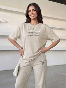 Mulvari Bộ đồ nữ gồm áo thun cổ tròn in chữ và quần dài, kiểu dáng thường ngày, gồm 2 món. - Màu be - Xem 5
