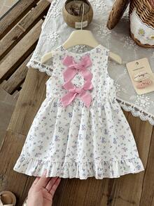 SHEIN Đầm hè không tay cổ tròn cho bé gái, họa tiết hoa tinh tế với nơ trang trí phía sau, thiết kế thắt eo với viền bèo nhún, thoải mái và giản dị cho hoạt động ngoài trời, kỳ nghỉ và mặc hàng ngày. - Nhiều màu - Xem 4