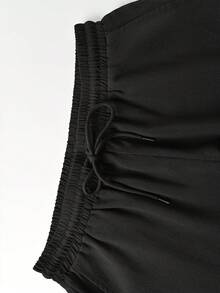 Manfinity Homme 男士舒适纹理面料短袖Polo衫搭配抽绳松紧腰裤套装，适合休闲度假、朋友聚会、派对、办公、商务等场合，尤其适合春夏季节。 - 黑與白 - 查看 4