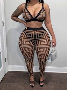 Slaydiva Bộ đồ hè thanh lịch dành cho nữ gồm 2 mảnh, gợi cảm với họa tiết logo, áo bikini tam giác màu đen có dải logo + quần legging lưới xuyên thấu cạp cao in logo, trang phục dự tiệc đêm, đi chơi, phong cách ôm sát, thời trang đường phố sành điệu dành cho nữ. - màu đen - Xem 6