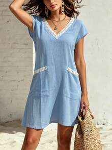 Breezaya Damen Sommer Französischer Stil Lässig Komfortables Design Weißes Spitzen-Patchwork V-Ausschnitt Locker Kurzes Blaues Lässig Kleid - Blau - Übersicht 3
