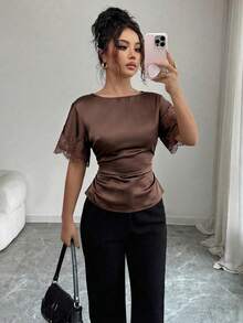 SHEIN PETITE CURVE Áo sơ mi nữ cỡ lớn màu nâu satin phối ren eo, thích hợp cho mùa xuân/hè. Phong cách retro hiện đại, áo kiểu tay ngắn màu nâu lụa sang trọng với cổ tay áo ren. Hoàn hảo cho công sở, đi làm hàng ngày, hẹn hò và dự tiệc. Áo mùa hè. - màu nâu - Xem 7