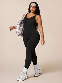 SHEIN Sports مجموعة سترة قاعدية ذات رقبة على شكل حرف V مخرمة وبنطال يوغا قصير مناسب للمرأة ذات الحجم الكبير، مصنوعة من قماش مرن وملائم للركض والياقة البدنية والبيلاتس - الأسود - مشاهدة 2
