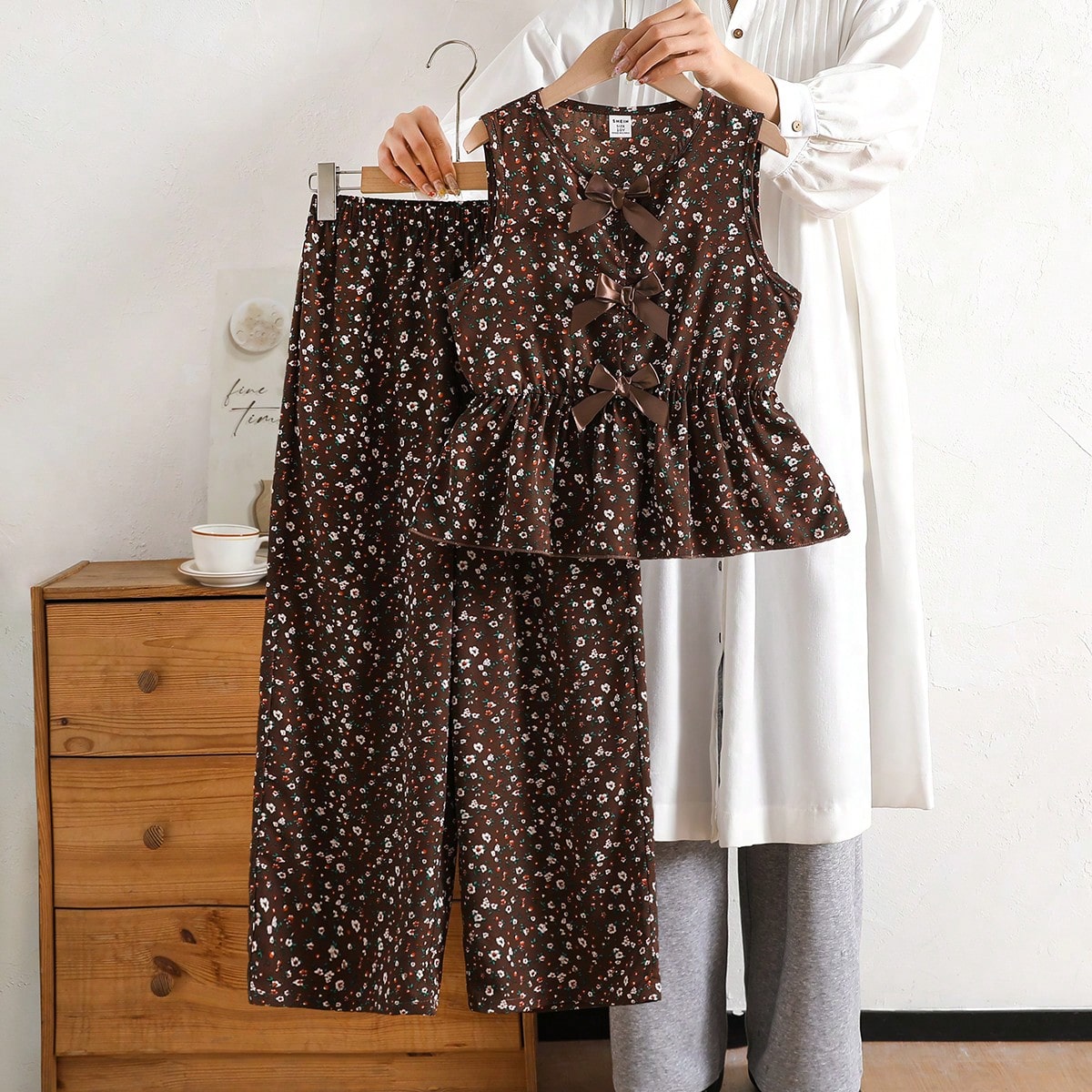 Conjunto de 2 piezas con estampado floral elegante para niñas jóvenes: Top sin mangas con decoración de lazo marrón + Pantalones de pierna ancha a