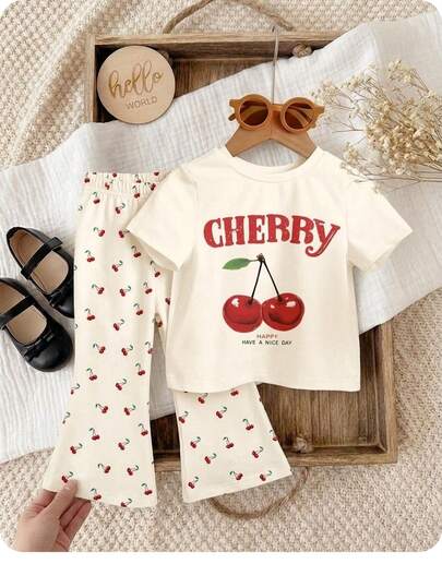 SHEIN 可爱复古碎花图案女童休闲宽松短袖圆领T恤和喇叭裤两件套，适合日常穿着、春夏穿搭，舒适百搭，春夏叠穿，时尚女童，休闲装，儿童复古碎花图案服装，返校季、休闲度假风