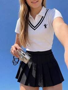 SHEIN 这款甜美学院风女童套装包含一件白色短袖polo衫和一条黑色百褶裙。polo衫采用俏皮的V形罗纹饰边和印花图案，面料轻盈亲肤。裙子的百褶设计利落有型，行走间裙摆飘逸灵动。整套服装融合了甜美与学院风元素，适合春夏日常穿着、外出游玩以及学校活动。 - 黑色 - 查看 1