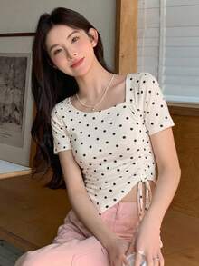 DAZY 女款休閒波點印花抽繩設計不對稱下擺短袖T恤，夏季可愛圖案上衣，外出穿搭上衣 - 彩色 - 查看 3