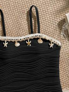 SHEIN Bộ đồ bơi liền thân cho bé gái tuổi teen, 1 mảnh, viền họa tiết vỏ sò và chân váy lưới, thích hợp cho đi biển và hồ bơi, kỳ nghỉ hè, mùa xuân/hè. - màu đen - Xem 7