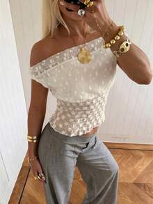 Lumalex Top estivo corto con scollo asimmetrico, pois bianchi e rete svizzera, sovrapposizione drappeggiata, vita arricciata, texture trasparente, orlo con volant e spalle scoperte - Bianco - Visualizzare 6