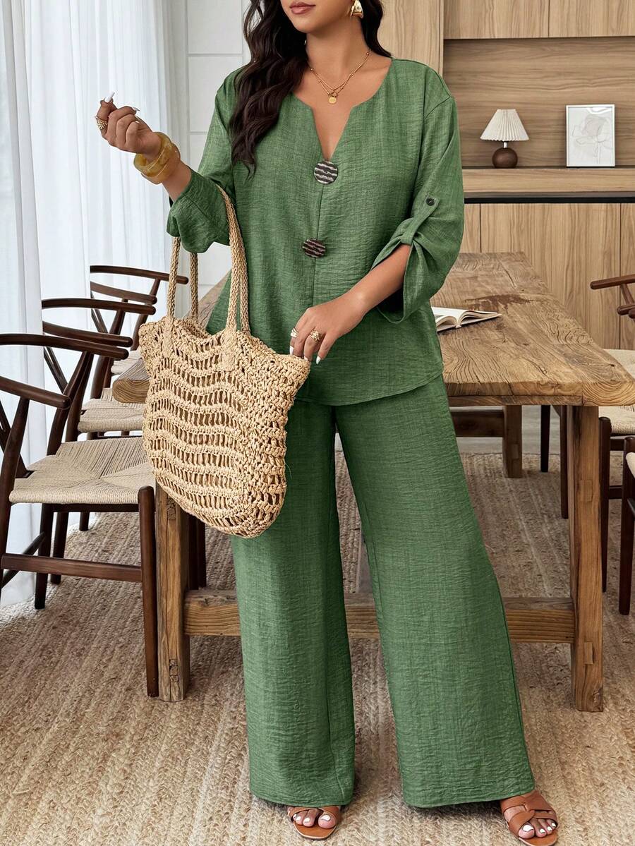 Bộ đồ nữ cỡ lớn gồm áo tay lửng cổ chữ V cài nút và quần ống thẳng, thích hợp mặc hàng ngày và đi nghỉ mát. - màu xanh lá - Xem 1
