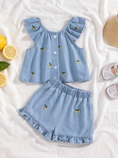 SHEIN Vintaside Kids Bộ đồ hè 2 mảnh cho bé gái, trang phục phong cách đồng quê Pháp duyên dáng và dễ thương: Áo tay phồng + Quần short chữ A xếp ly, trang trí thêu hoa, kết hợp giữa sự lãng mạn Pháp và vẻ đáng yêu đồng quê. Chất liệu mềm mại, thoải mái vận động, trông rất đáng yêu khi phối cùng sandal hoặc áo khoác ngoài, ăn ảnh, hoàn hảo cho những chuyến đi chơi của công chúa nhỏ.