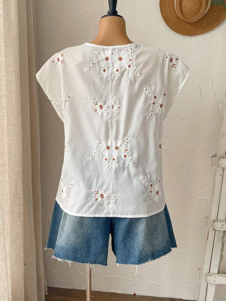 Plus Size Women Vacation Floral Embroidery V-Neck Casual Blouse