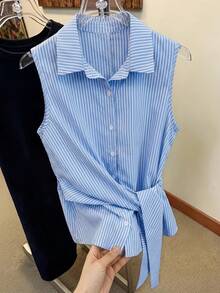 SHEIN Franclia Áo sơ mi nữ mùa hè, cổ bẻ, không tay, cài nút phía trước, thiết kế thắt eo, nền trắng phối vải dệt sọc xanh, dáng rộng thoải mái, đa năng cho mặc hàng ngày, đi làm, đi nghỉ mát. - Màu xanh lam - Xem 3