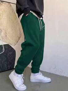 Manfinity Homme Pantalones de chándal casuales y versátiles con cordón y estampado de letras para hombres - Verde Oscuro - Ver 3