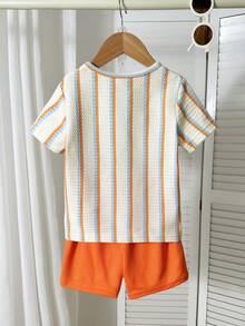 SHEIN Playful Pals 男童夏季休闲度假华夫格纹理撞色条纹印花短袖T恤和字母装饰短裤套装 - 橘色 - 查看 2