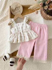 SHEIN Conjunto de top sin mangas y pantalones con diseño de botones y estampado floral pequeño para bebé niña - Rosa - Ver 1
