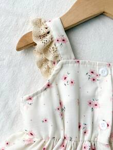 SHEIN Conjunto de top sin mangas y pantalones con diseño de botones y estampado floral pequeño para bebé niña - Rosa - Ver 5