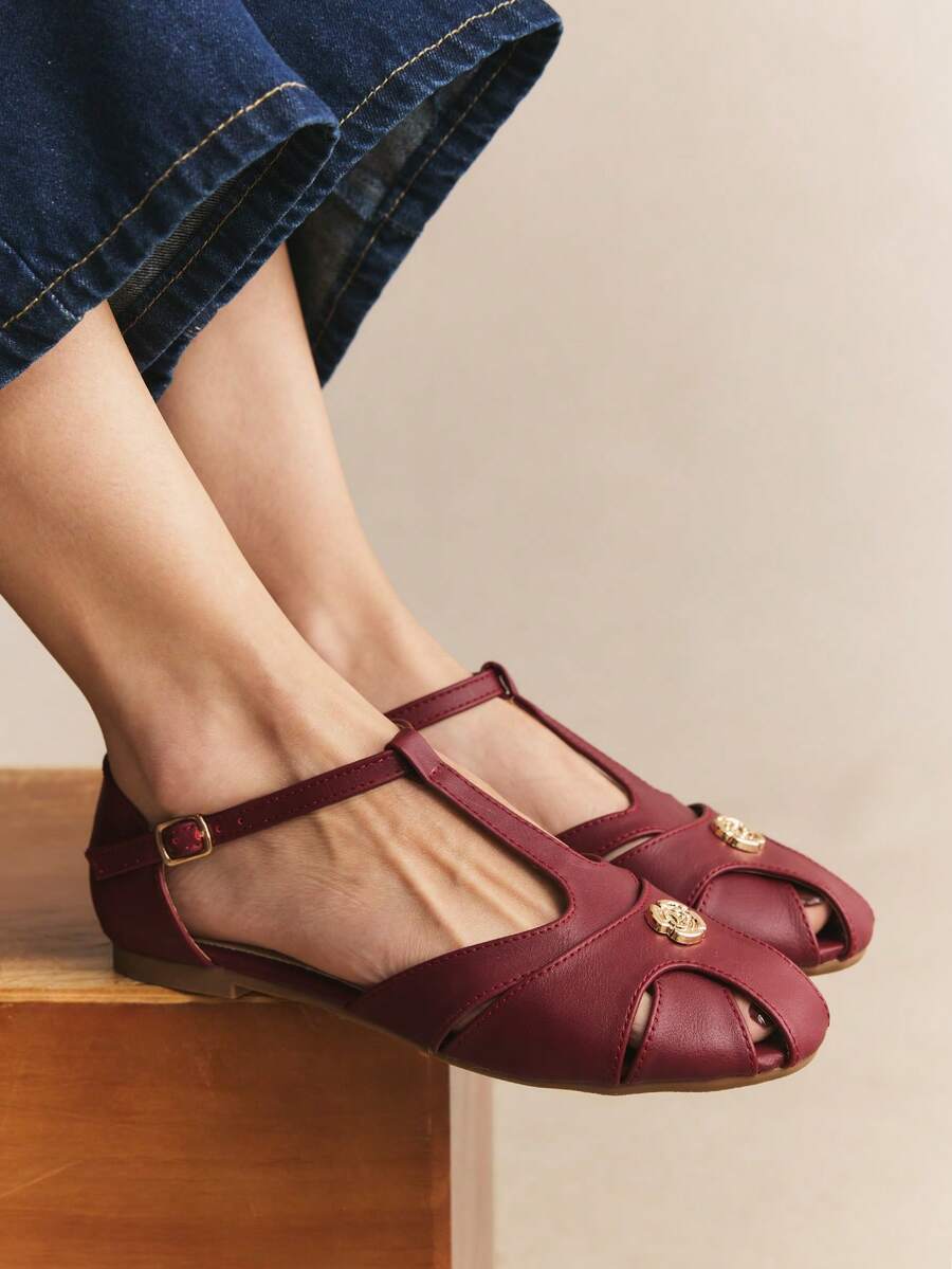Rosivie Giày nữ kiểu Pháp cổ điển mũi chữ T, sandal bít mũi, giày La Mã khóa kim loại Camellia, giày đế mềm khoét rỗng hình lồng heo, sandal đế bằng màu đỏ tía đa năng cho mùa hè. - Màu Đỏ Sâu - Xem 1