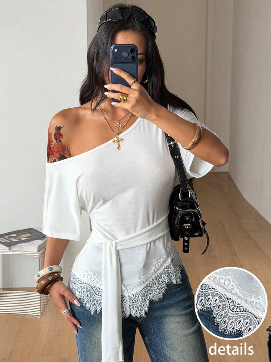 Coolane 夏季女款街頭風外出休閒基本款Y2K不對稱領白色收腰綁帶對比蕾絲短袖可愛T恤上衣 - 白色 - 查看 1