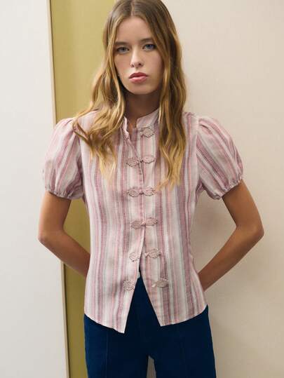 Nöista Modern Chinese-Style Striped Puff-Sleeve Blouse Features A Slim Fit And A Refreshing Feel. With An Oriental Retro Vibe And Sweet, Youthful Charm, The Fresh And Soft Colors Are Perfect For Spring And Summer. It's Suitable For Everyday Wear, Casual Outings, Dates, And More. Pair It Freely With Jeans Or Skirts For An Effortlessly Elegant Look.