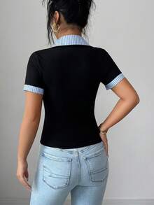 SHEIN Elenzya 畅销款蓝白条纹领拼接黑色针织门襟装饰短袖袖口拼接蓝白条纹针织T恤 - 黑色 - 查看 3