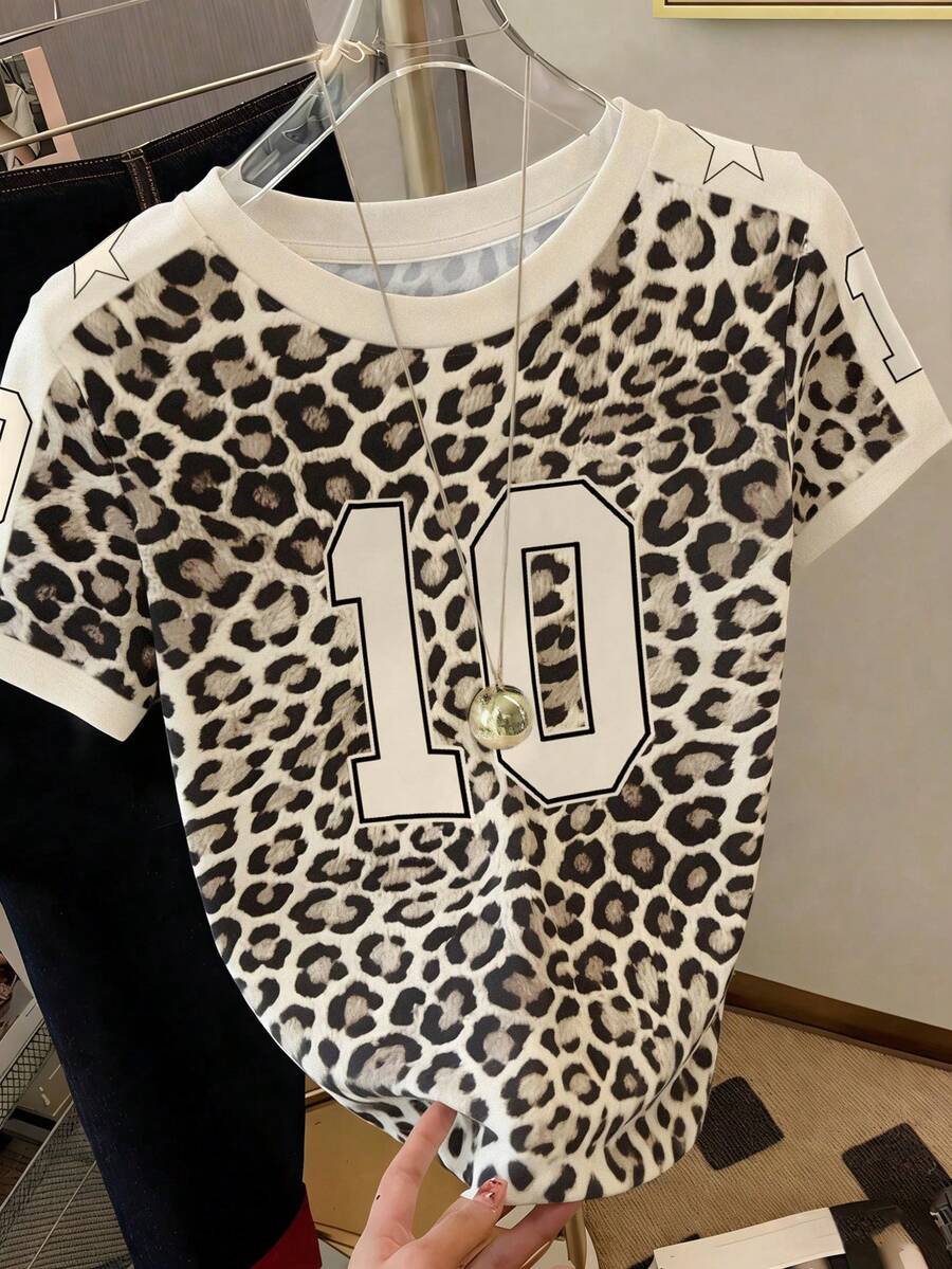 Franclia 这款卡其色T恤采用豹纹撞色设计,并印有数字“10”,是夏季穿搭的完美之选,也是展现时尚品味的必备单品。无论是返校季运动会、足球比赛还是日常休闲运动,这款休闲又不失时尚感的上衣都是衣橱的必备单品。它也是送给兄弟姐妹或妈妈的绝佳礼物,尤其适合母亲节。 - 卡其色 - 查看 1
