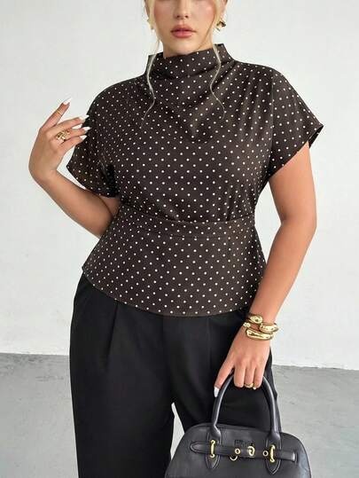 Chikora Blusa de manga corta con lunares para mujer de talla grande, elegante, adecuada para el trabajo y el transporte