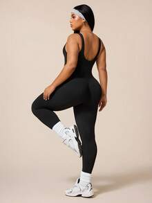 SHEIN Sports مجموعة سترة قاعدية ذات رقبة على شكل حرف V مخرمة وبنطال يوغا قصير مناسب للمرأة ذات الحجم الكبير، مصنوعة من قماش مرن وملائم للركض والياقة البدنية والبيلاتس - الأسود - مشاهدة 5