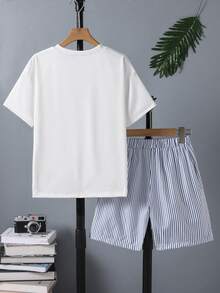 SHEIN Vacaura 男童夏季休闲运动套装（两件套），藏蓝色底色，蓝白条纹T恤搭配宽松短裤，条纹装饰，松紧腰带，适合日常、居家和外出穿着，舒适时尚，尽显青春活力。 - 白色 - 查看 2