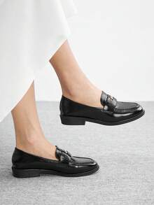 CUCCOO BIZCHIC 女士黑色油布纹理乐福鞋，饰有金色硬币装饰细节，舒适的套脚平底鞋，适合工作、上学和休闲穿着，具有复古英伦风格。 - 黑色 - 查看 3