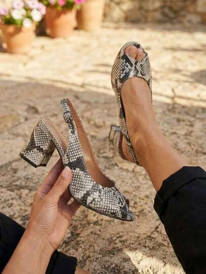 Zapatilla Slingback Mujer Tacón Bajo Ancho Animal Print Serpiente Punta Abierta Elegante Casual Sandalia mujer, tacón ancho, diseño animal print, punta abierta, ajuste con hebilla, calzado cómodo, plantilla acolchada, estilo casual y formal, ideal para oficina, eventos especiales, outfit con pantalón o vestido, complemento femenino, accesorio elegante, suela resistente, catálogo zapatería, regalo especial, fácil de combinar, calidad superior, confección duradera, moda actual, zapato versátil.
