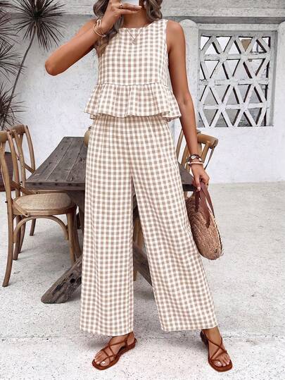 SHEIN Holidaya Bộ đồ thường ngày 2 món dành cho nữ: áo và quần kẻ caro cổ tròn nhún bèo.