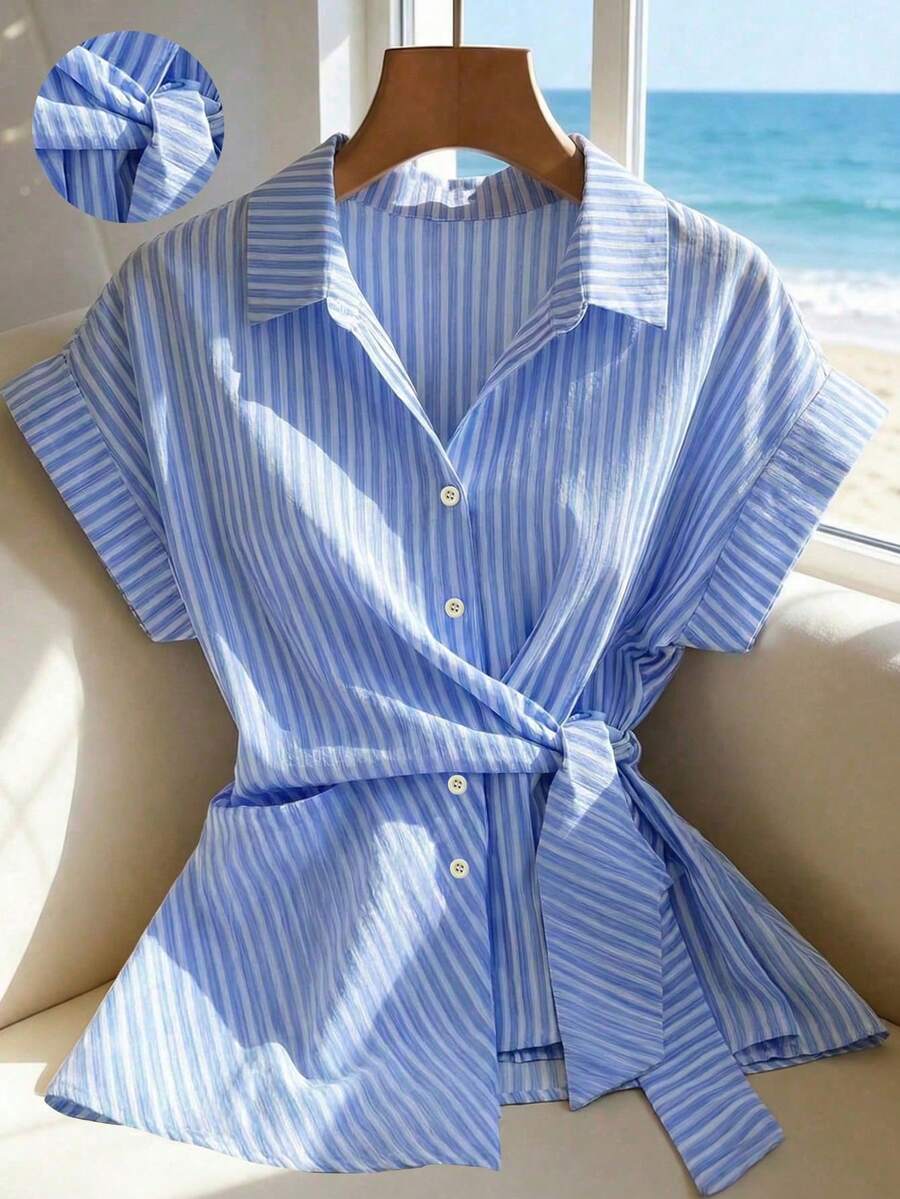 SHEIN Franclia 女士法式条纹领衬衫,夏季女士撞色条纹荷叶边短袖衬衫上衣,女士衬衫,女士条纹上衣,女士办公室商务装,女士系带腰身蓝白条纹短袖衬衫,新款女士高端质感衬衫,女士短袖不对称下摆荷叶边领衬衫上衣。蓝色条纹衬衫沙滩衬衫,女士蓝白衬衫短套装,女士度假蓝白条纹衬衫沙滩衬衫,女士夏季衬衫,女士度假蓝色条纹上衣,夏季度假衬衫,女士上衣和衬衫,女士条纹裹身衬衫,女士夏季衬衫,女士夏季度假服装,女士衬衫,女士休闲沙滩装,女士度假装 - 藍色 - 查看 1