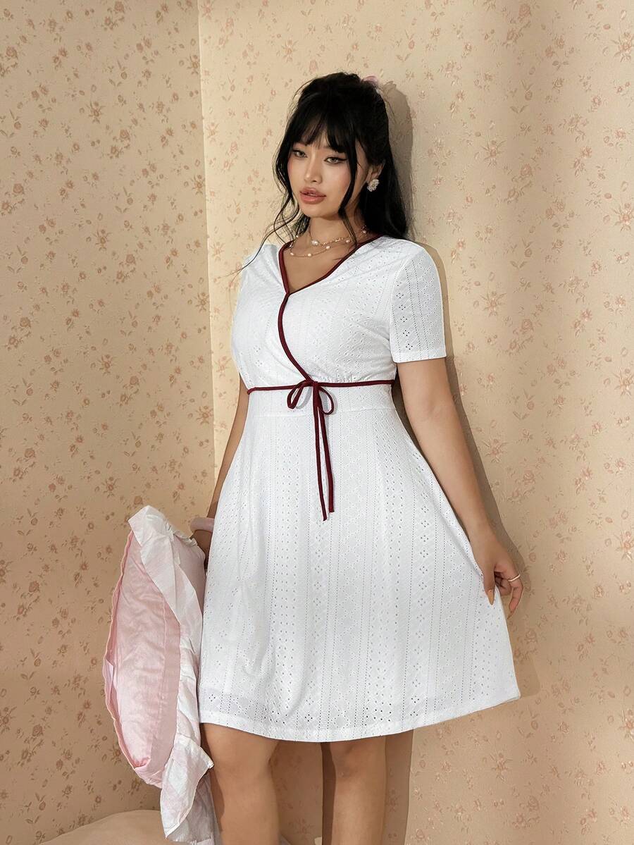 CovetEZ 大尺碼女款夏季休閒度假風對比飾邊紋理洋裝,度假裙,休閒紋理裙 - 白色 - 查看 1