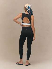 Áo ngực FeatherFit™ StudioMuse cổ chữ V, lưng hở, dáng crop top với mút ngực có thể tháo rời, thích hợp cho yoga, pilates, tập luyện nhẹ nhàng và mặc hàng ngày. - màu đen - Xem 7