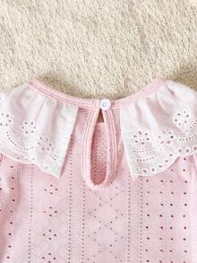 SHEIN Bộ áo liền thân ren khoét lỗ màu hồng cho bé gái, tay ngắn với cổ áo ren trắng tinh tế, chất liệu mềm mại, thoải mái cho trẻ sơ sinh, phù hợp cho mặc hàng ngày, chụp ảnh và đi chơi, kiểu dáng dịu dàng và ngọt ngào, dễ dàng tạo nên vẻ ngoài đáng yêu. - Hồng - Xem 7